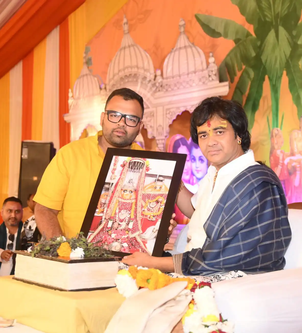 भाजपा कार्यकर्ता शिवम तिवारी ने रायपुर के अवधपुरी मैदान में पहुंचकर चिन्मयानंद बापू से लिया आशीर्वाद