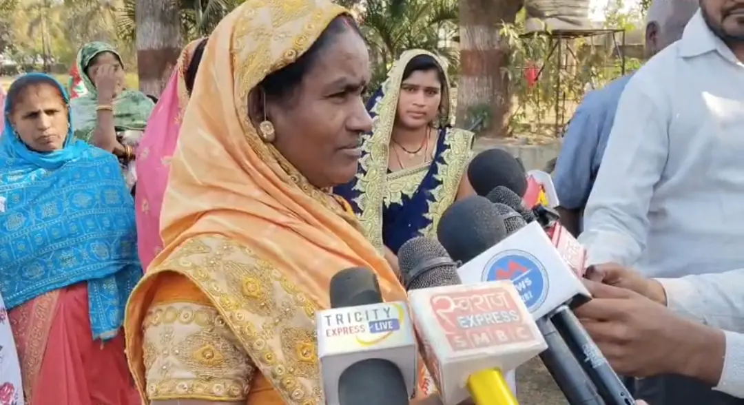 सरदा के आबादी पारा में शराब भट्टी का विरोध, महिलाओं ने की शिकायत