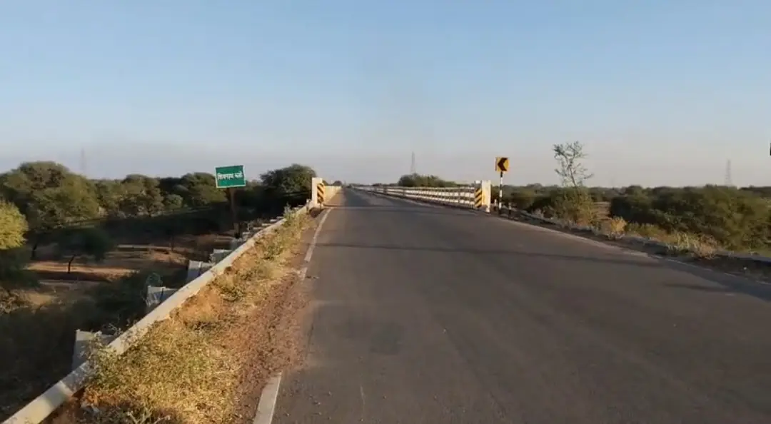 शिवनाथ पुल की स्थिति ऐसी है कि भारी वाहनों की वजह से हिलने लगा, दरारें भी आ रही