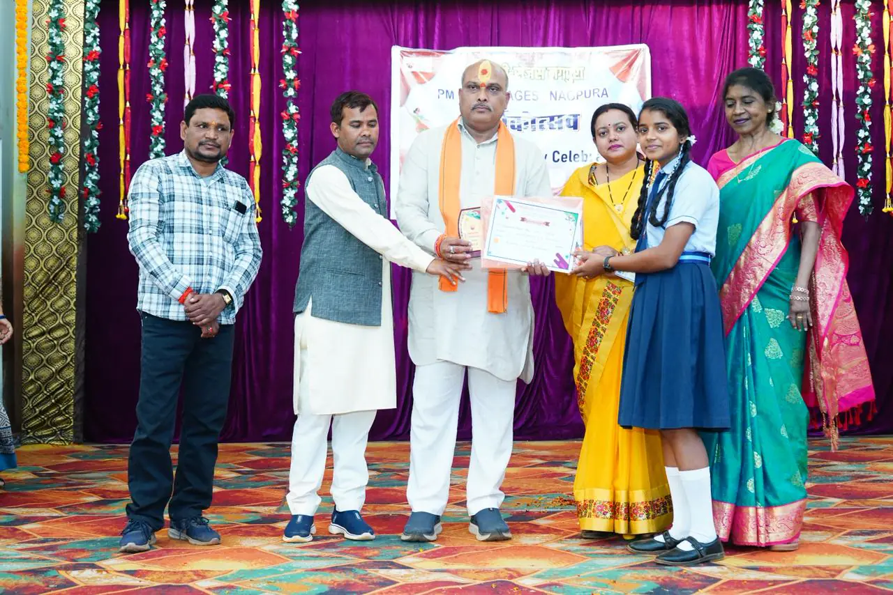 आत्मानंद शासकीय उत्कृष्ट अंग्रेजी माध्यम विद्यालय, नगपुरा में आयोजित वार्षिक उत्सव एवं पुरुस्कार वितरण समारोह में शामिल हुए दुर्ग ग्रामीण विधायक ललित चंद्राकर