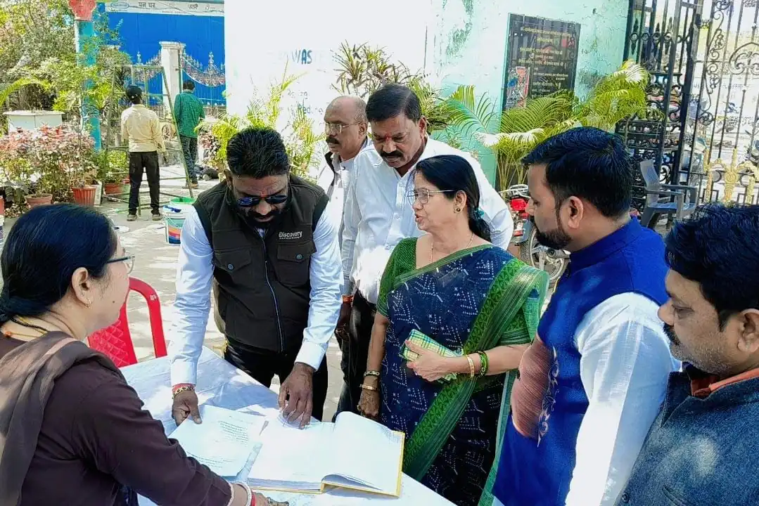 महापौर अलका बाघमार ने फ्लावर शो की लिए प्रभारी काशीराम कोसरे व अधिकारियों संग किया तैयारियों का निरीक्षण