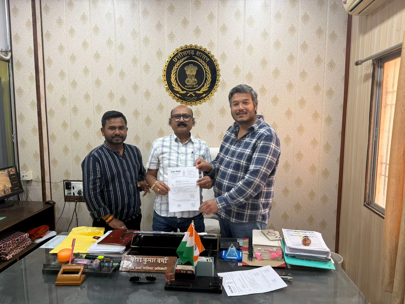 बेमेतरा में घटिया डामरीकरण, युवा कांग्रेस ने की शिकायत