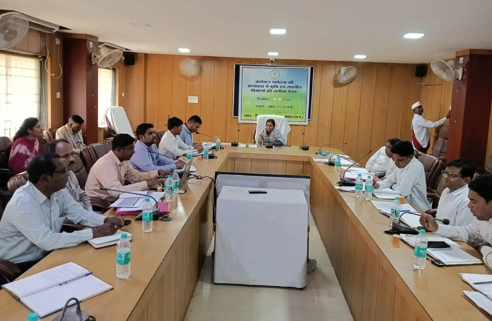 कृषि संवर्गीय विभागों की समीक्षा बैठक: खरीफ तैयारी, खाद-बीज उपलब्धता एवं योजनाओं की प्रगति पर कलेक्टर महोदया ने दिए निर्देश