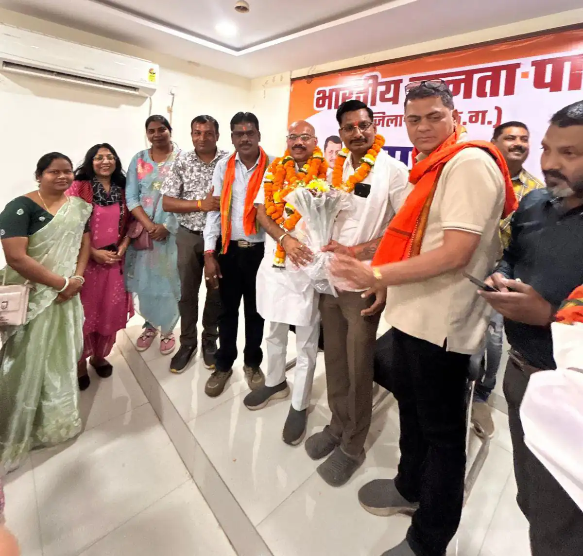 नवनियुक्त मंडल भाजपा एवं अल्पसंख्यक मोर्चा के पदाधिकारी एवं कार्यकर्ताओं ने जिला अध्यक्ष सुरेंद्र कौशिक से की सौजन्य भेंट