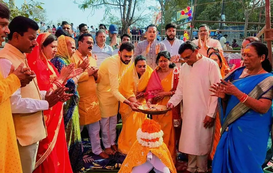 शिवनाथ तट पर गूंजा हर-हर महादेव, महापौर,सभापति व प्रभारी ने किया भव्य रुद्राभिषेक, बर्फ की सिल्ली से बना आकर्षक शिवलिंग