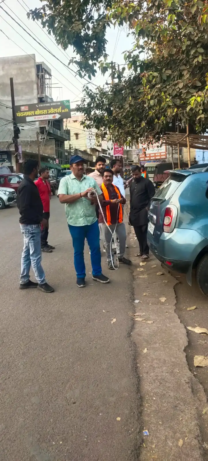 नींबू लाइन में अव्यवस्था पर निगम की सख्ती, प्रभारी शेखर चन्द्राकर पहुँचे नाप-जोख करने