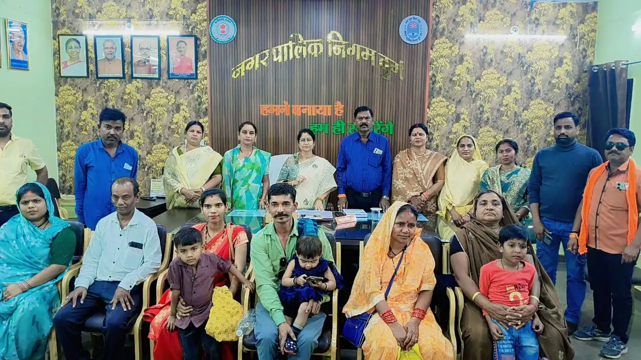 PMAY के तैयार मकानों की लॉटरी निकली: दुर्ग में 8 हितग्राहियों को मिला आवास का सौभाग्य