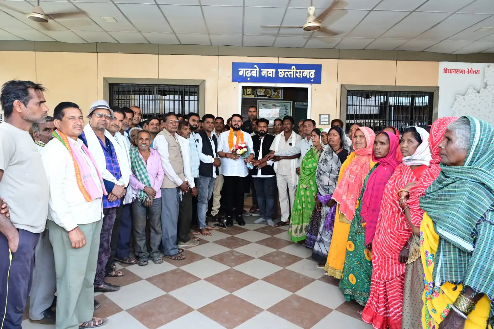 किसानों ने बोरवेल कनेक्शन जुड़ने पर पूर्व विधायक आशीष छाबड़ा का आभार व्यक्त किया