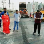 गुणवत्ता से समझौता नहीं: वार्ड 48 पुलिस लाइन में चल रहे सड़क डामरीकरण कार्य का महापौर अलका बाघमार ने किया निरीक्षण