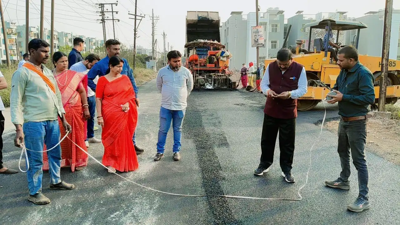 गुणवत्ता से समझौता नहीं: वार्ड 48 पुलिस लाइन में चल रहे सड़क डामरीकरण कार्य का महापौर अलका बाघमार ने किया निरीक्षण