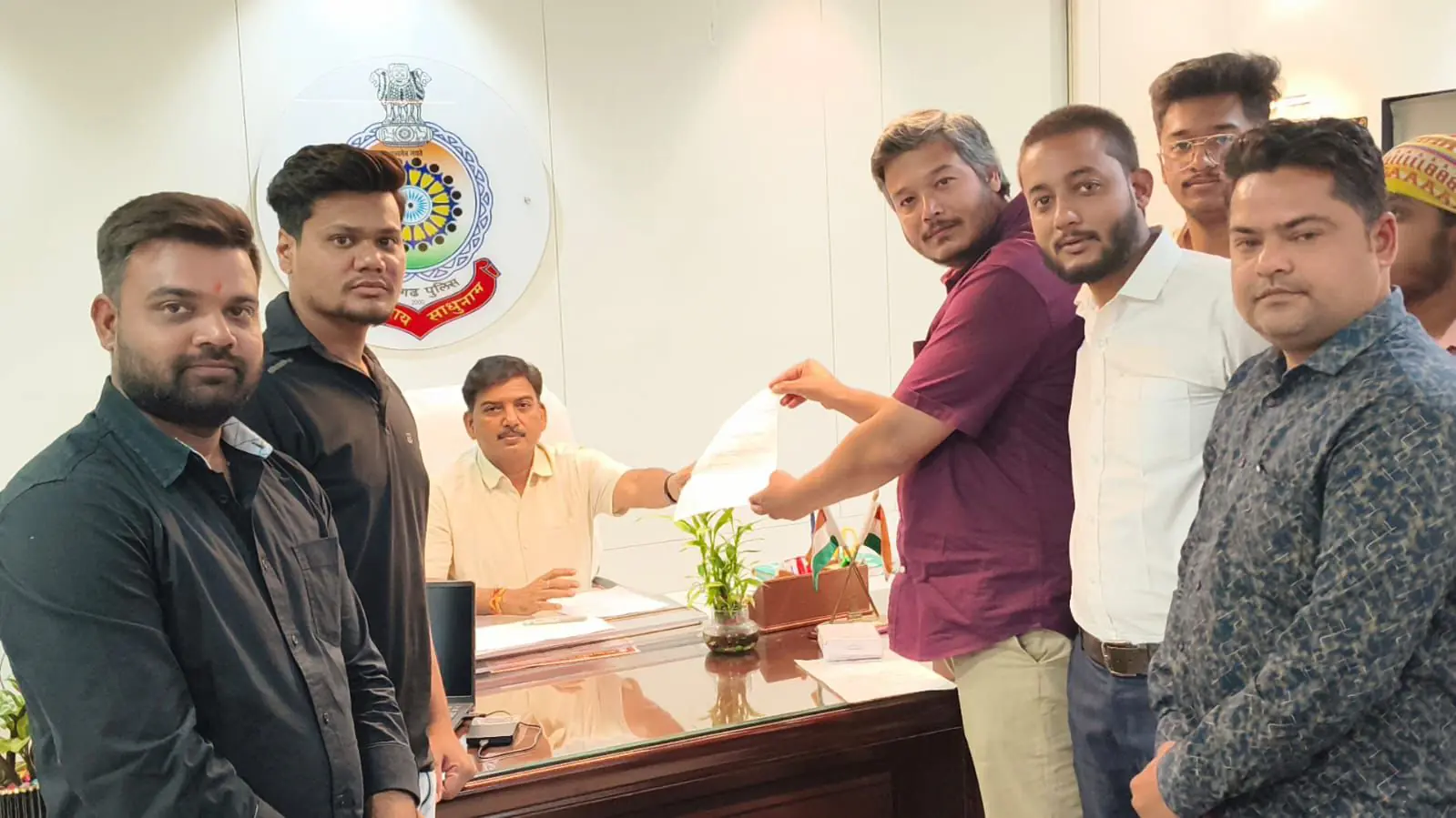 अवैध सट्टा-जुआ कारोबार एवं NH-30 तिरैया पर अवैध वसूली के खिलाफ युवा कांग्रेस ने पुलिस अधीक्षक को सौंपा ज्ञापन