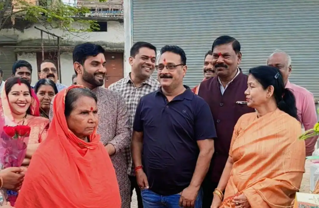 वार्ड 44 में महापौर का निरीक्षण, रहवासियों से किया सीधा संवाद, पानी की समस्या का समाधान, पार्षद व महिलाओं ने महापौर का जताया आभार