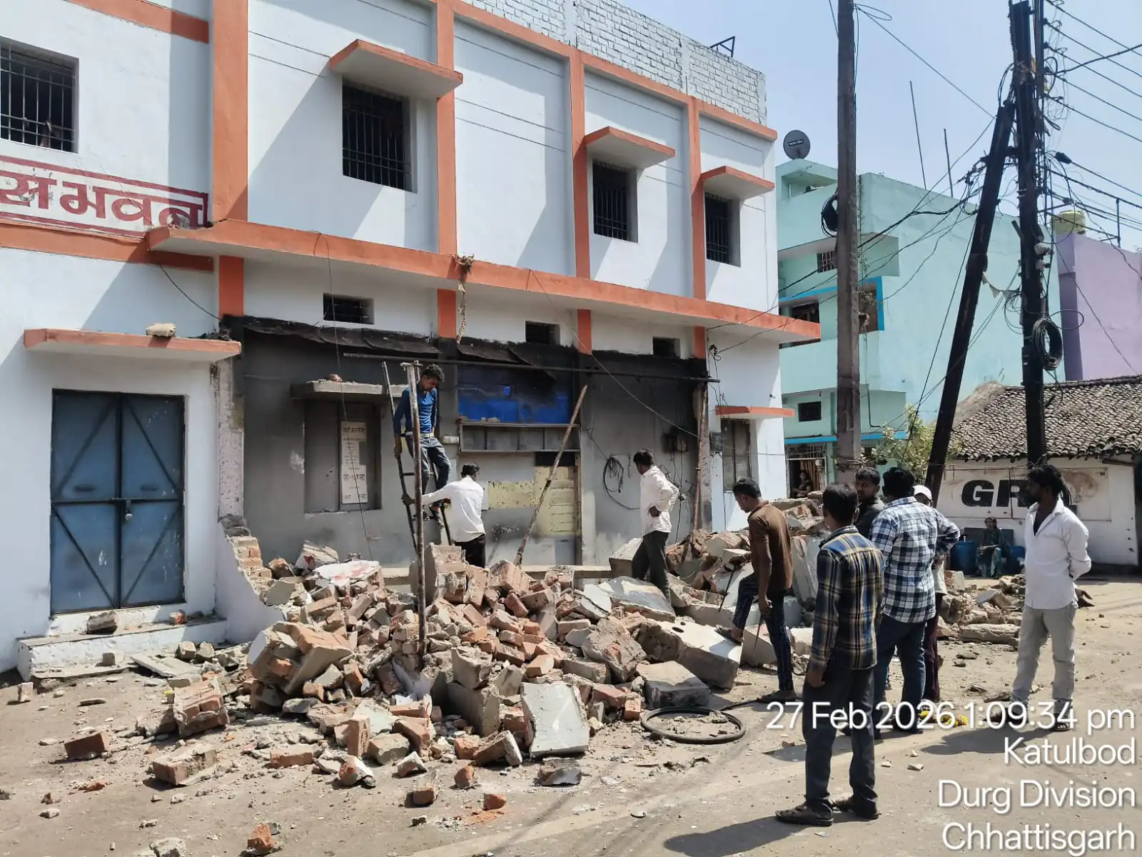 नोटिस की अनदेखी पड़ी भारी, नशाखोरी के अड्डे पर चला प्रशासन का बुलडोजर