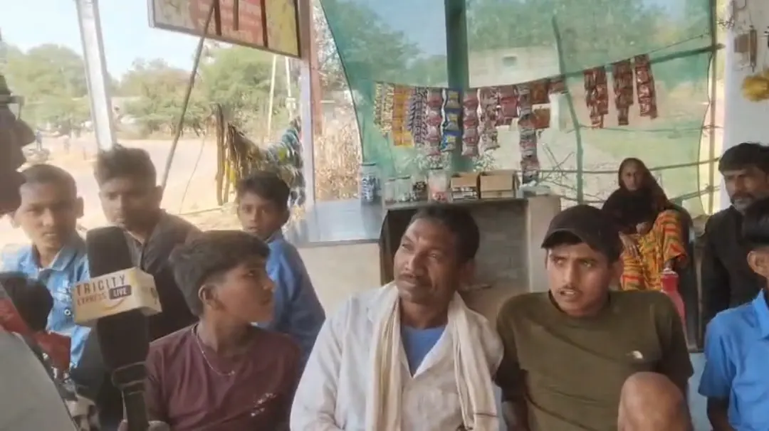 मोहभट्टा में डंपर दो बिजली खंभे को तोड़ते हुए किसान के खेत में अनियंत्रित होकर पलटा