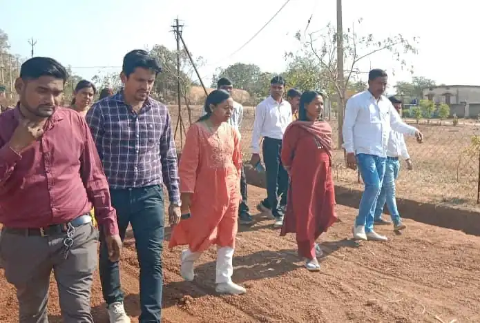 जिला सीईओ ने ग्राम रेवे का किया निरीक्षण, जल संरक्षण हेतु रिचार्ज पिट निर्माण की अपील