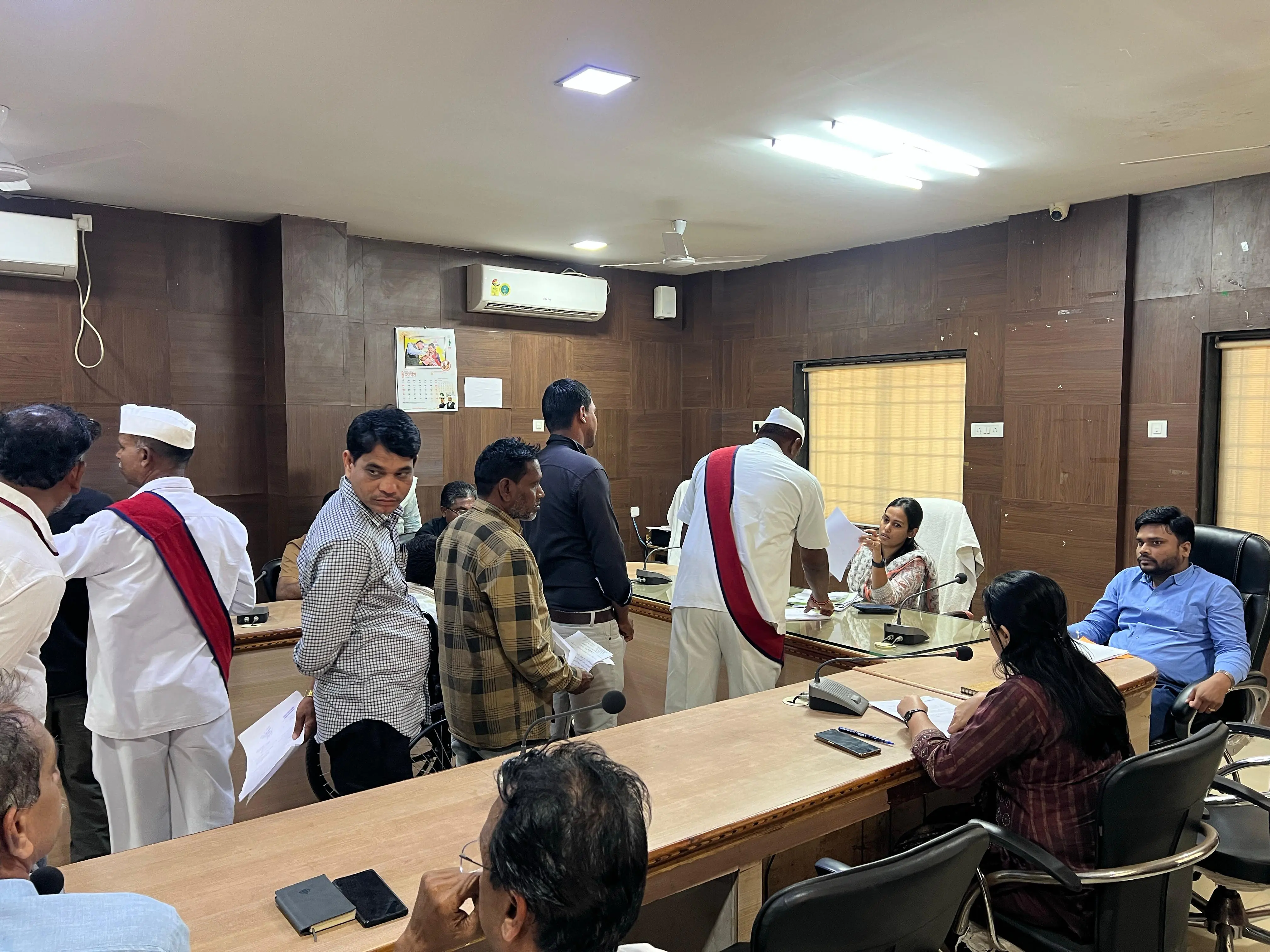 जनदर्शन में कलेक्टर प्रतिष्ठा ममगाईं ने आमजन की समस्याएं सुनीं