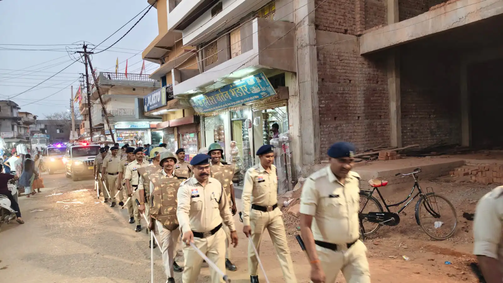 होली त्यौहार को दृष्टिगत रखते हुए थाना प्रभारी खम्हरिया एवं थाना व रक्षित केन्द्र स्टाफ द्वारा पैदल फ्लैग मार्च पेट्रोलिंग