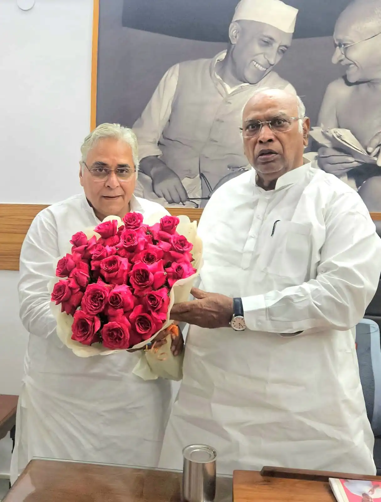 दिल्ली प्रवास के दौरान अरुण वोरा ने की मल्लिकार्जुन खड़गे से सौजन्य मुलाकात