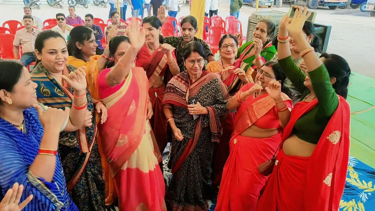 नगर निगम कार्यालय में होली मिलन समारोह: भक्तिमय गीतों से निगम का माहौल हुआ