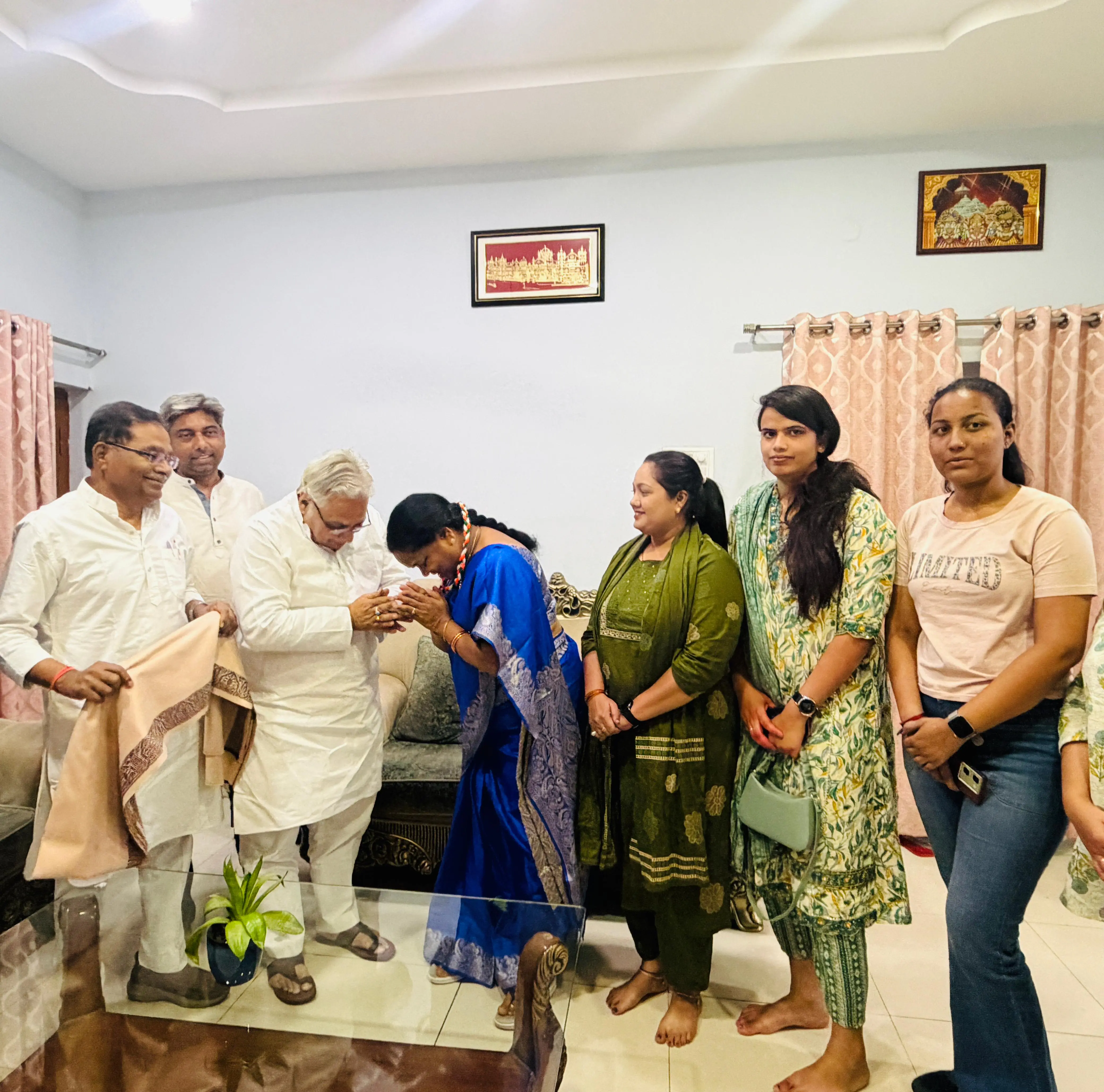 वोरा सहित दुर्ग कांग्रेस ने फूलोदेवी नेताम के पुनः राज्यसभा नामांकन पर किया अभिनंदन, दी बधाई