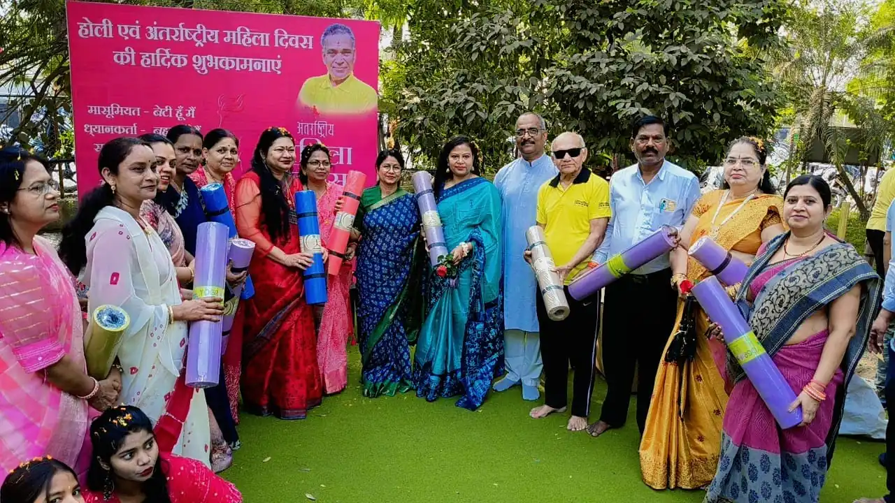 महिला शक्ति का सम्मान: 500 से अधिक महिलाओं को योगामेट, पानी बोतल और पौधों का वितरण