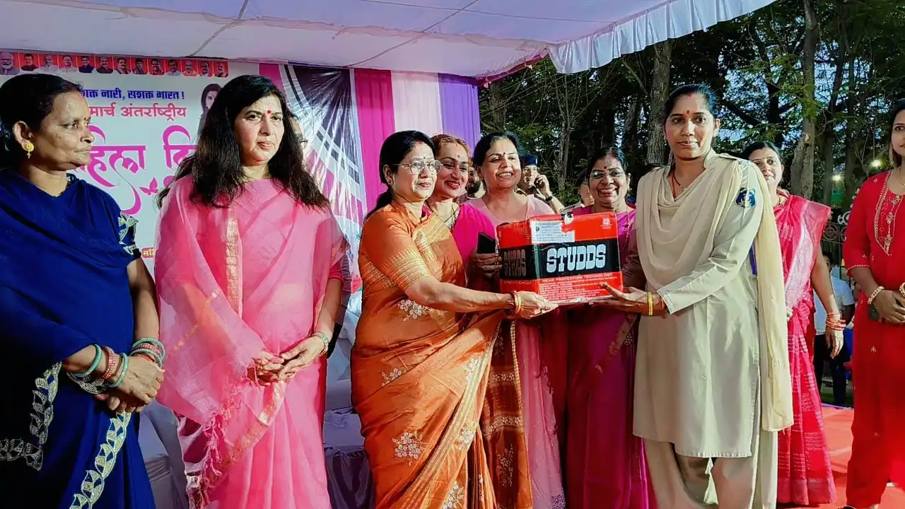 महिला दिवस पर राष्ट्रीय उपाध्यक्ष सरोज पांडेय एवं महापौर अलका बाघमार द्वारा 500 से अधिक हेलमेट और सुरक्षा सामग्री का वितरण