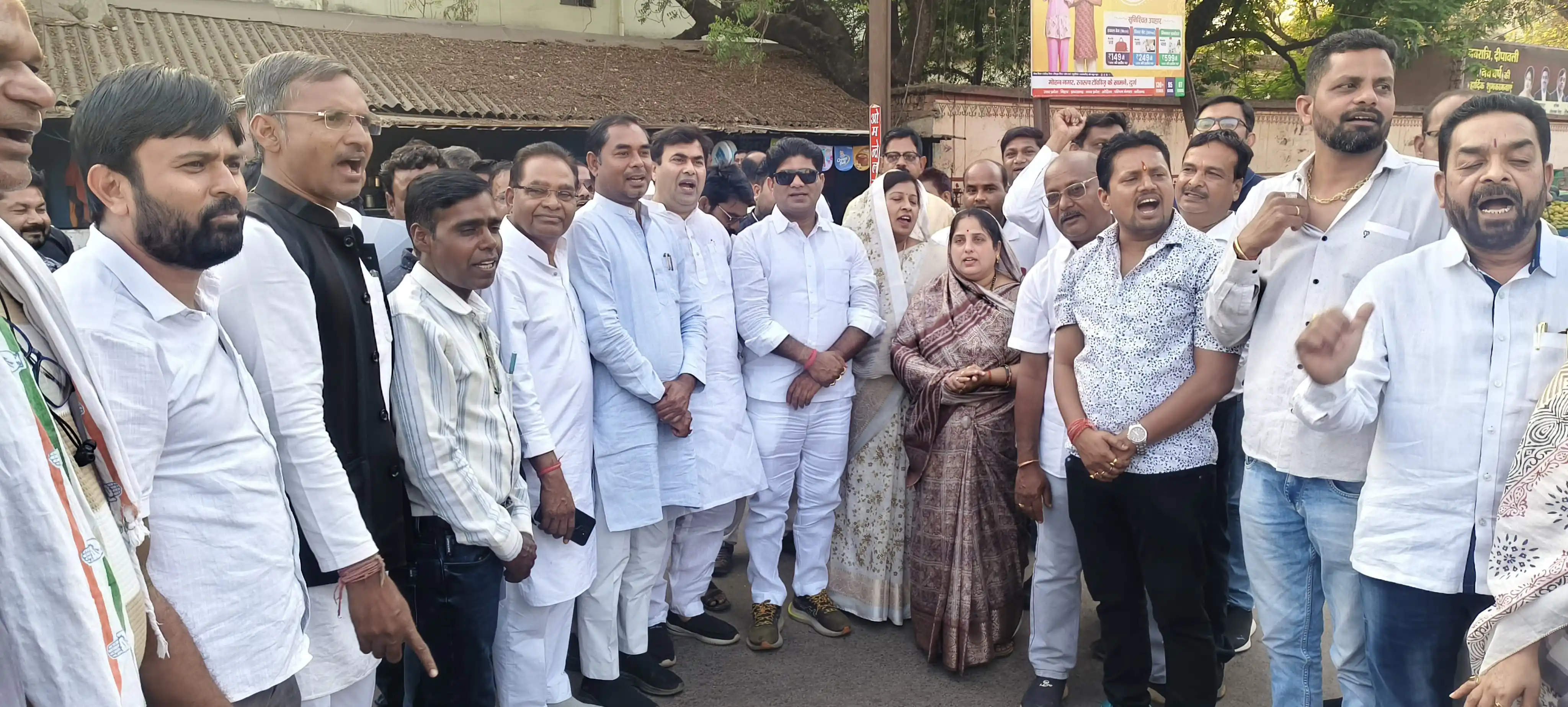 गैस सिलेंडर के दामों में बढ़ोतरी के विरोध में कांग्रेस का प्रदर्शन, पटेल चौक में प्रधानमंत्री का पुतला फूंका