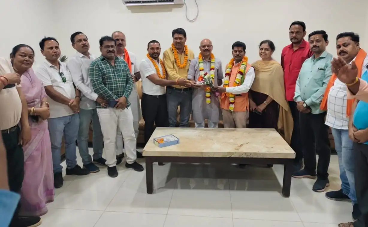 भाजपा झुग्गी-झोपड़ी प्रकोष्ठ के नवनियुक्त पदाधिकारियों का भाजपा कार्यालय में हुआ अभिनंदन जिलाध्यक्ष सुरेंद्र कौशिक ने कहा गरीबों के हितार्थ भाजपा सरकार कि योजनाओं को नीचे तक पहुंचाने में करें सहयोग