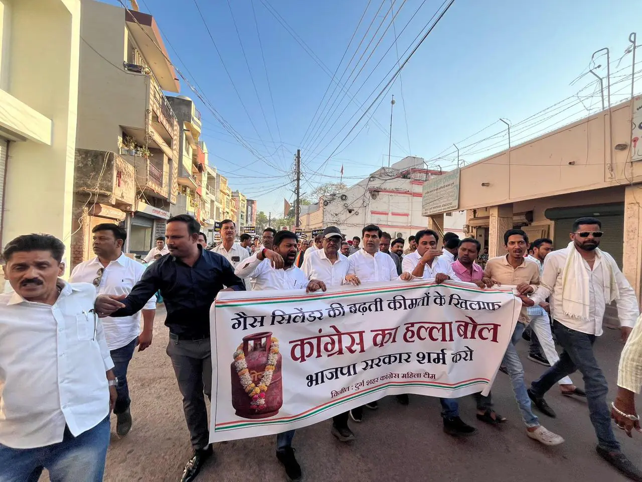 गैस सिलेंडर महंगा होने पर महिला कांग्रेस ने निकाली एलपीजी गैस की अर्थी यात्रा, मोदी सरकार को घेरा