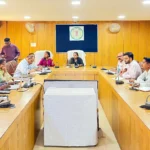 कलेक्टर ने ली निर्माण एजेंसियों की समीक्षा बैठक, समय-सीमा में कार्य पूर्ण करने दी सख्त चेतावनी