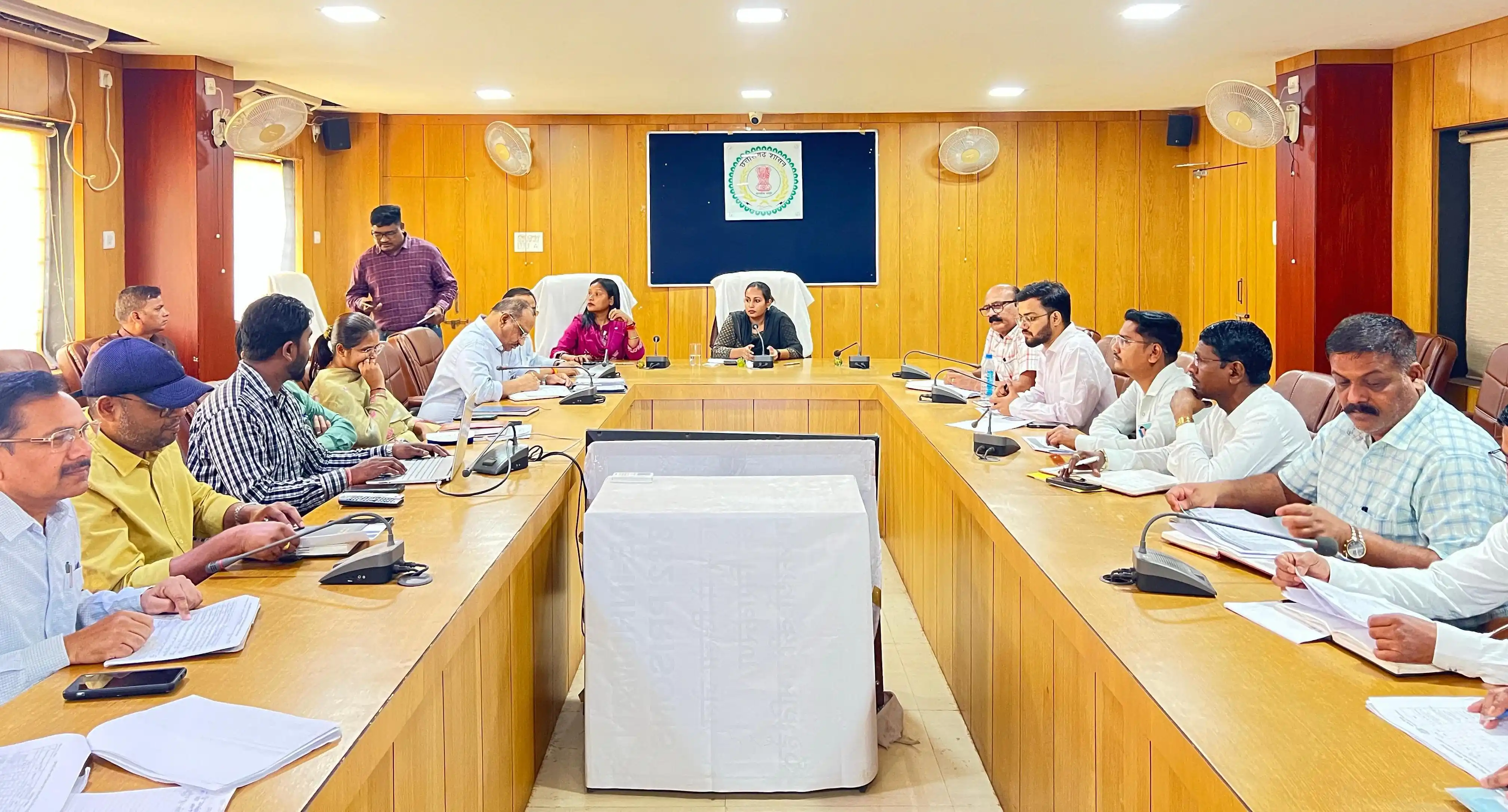 कलेक्टर ने ली निर्माण एजेंसियों की समीक्षा बैठक, समय-सीमा में कार्य पूर्ण करने दी सख्त चेतावनी