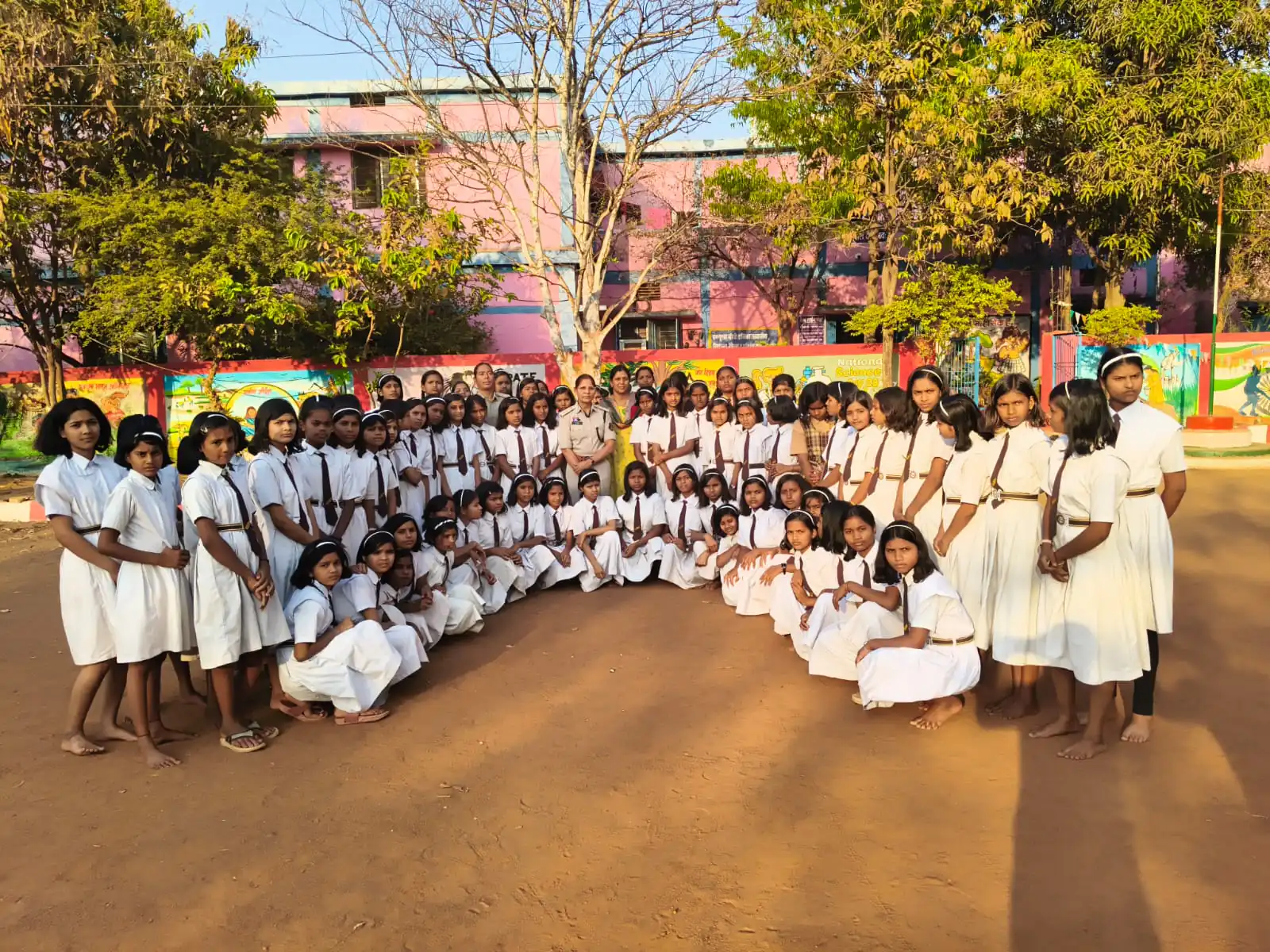 बालिकाओं को नवीन आपराधिक कानून, बालिकाओ, महिलाओं की सुरक्षा, गुड टच – बैड टच, साइबर फ्राड, नशा मुक्ति के खिलाफ अवगत कराते हुए दी गई अन्य कानूनी जानकारियां