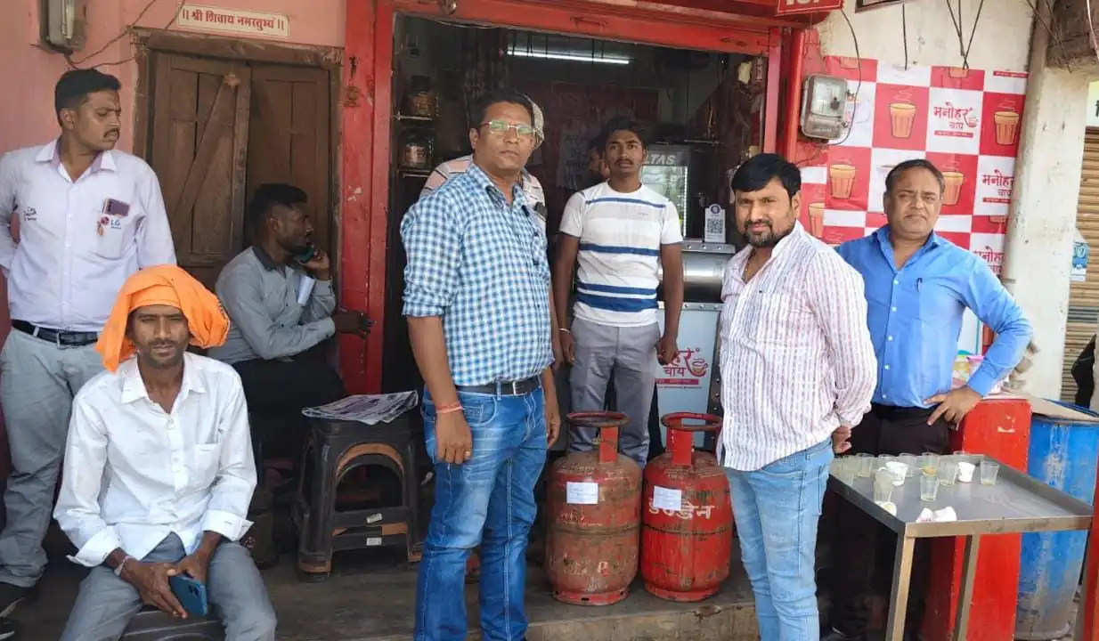 घरेलू गैस के व्यावसायिक उपयोग पर खाद्य विभाग की कार्रवाई, बेमेतरा में होटल व प्रतिष्ठानों की जांच, 10 घरेलू गैस सिलेंडर पाए गए उपयोग में