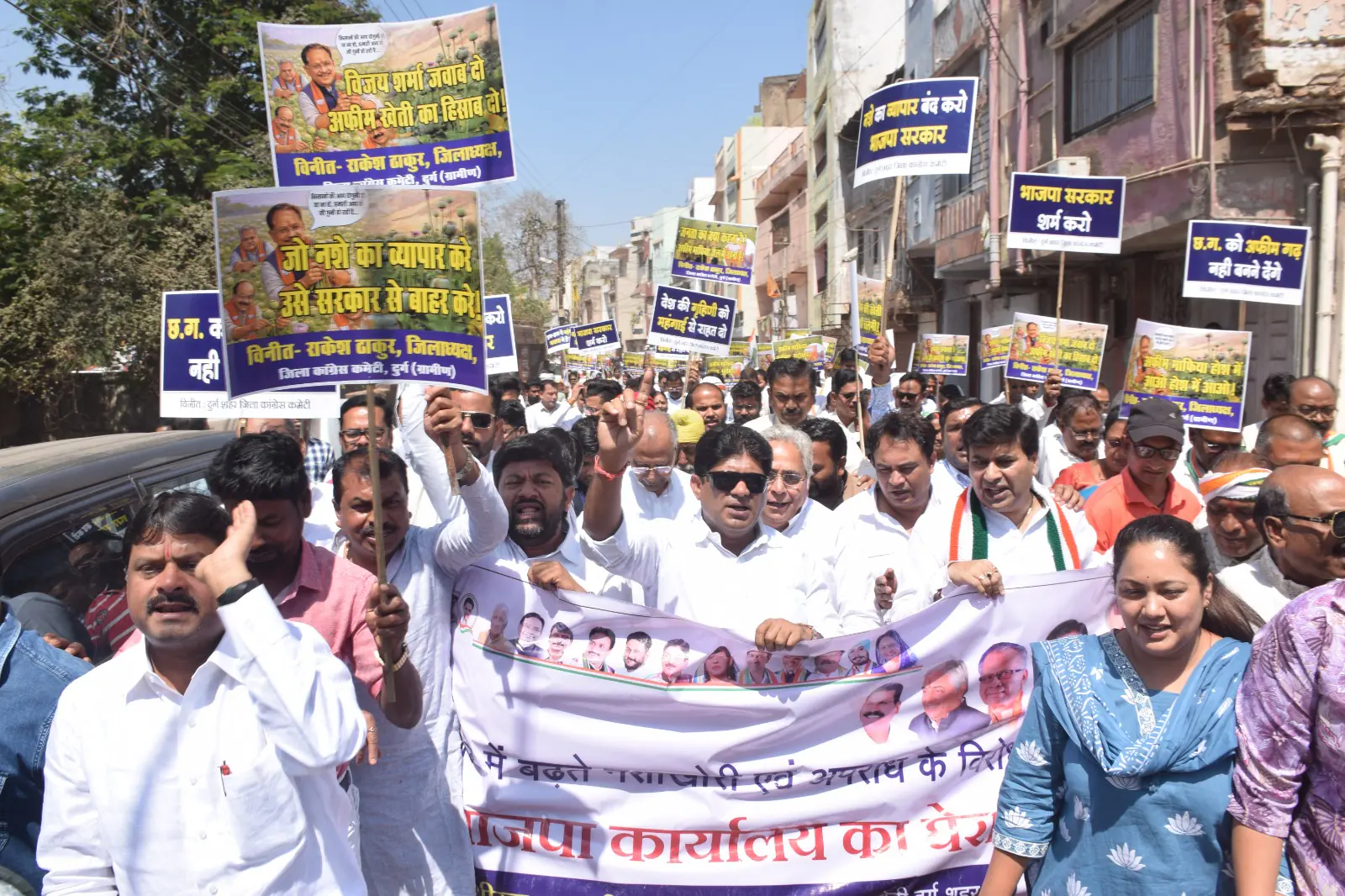 अवैध अफीम खेती मामले में कांग्रेस का उग्र प्रदर्शन, प्रदेश कांग्रेस के निर्देश पर भाजपा कार्यालय घेराव, पुलिस से हुई झूमाझटकी