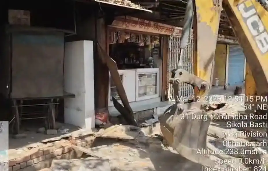 पटरीपार सिकोला भाटा सब्जी मार्केट में निगम की बड़ी कार्रवाई, नाली के ऊपर बने 35 से अधिक अवैध निर्माण तोड़े