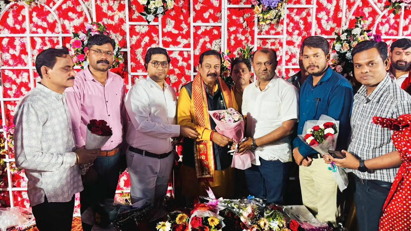 धमधा मंडल अध्यक्ष लोकेंद्र ब्रह्मभट्ट सहित सभी पदाधिकारियों ने सांसद  विजय बघेल को उनके जन्मदिवस पर दी शुभकामनाएं