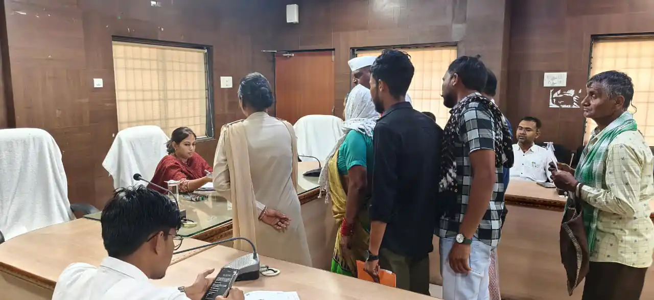 जनदर्शन में कलेक्टर सुश्री प्रतिष्ठा ममगाईं ने आमजन की सुनीं समस्याएं, जनदर्शन में 44 आवेदन प्राप्त हुए