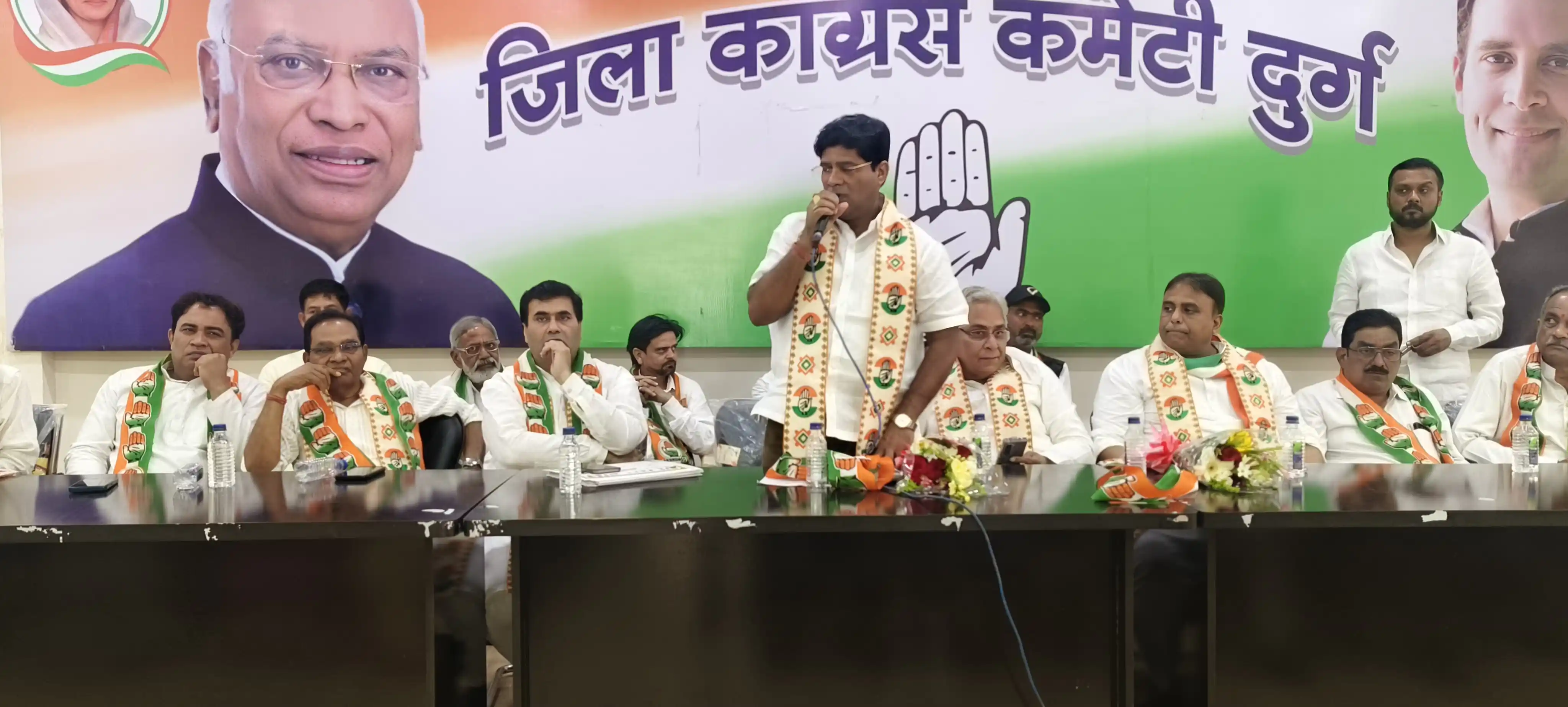 विधानसभा घेराव कार्यक्रम को लेकर दुर्ग ग्रामीण, दुर्ग शहर कांग्रेस ने राजीव भवन दुर्ग में ली बैठक