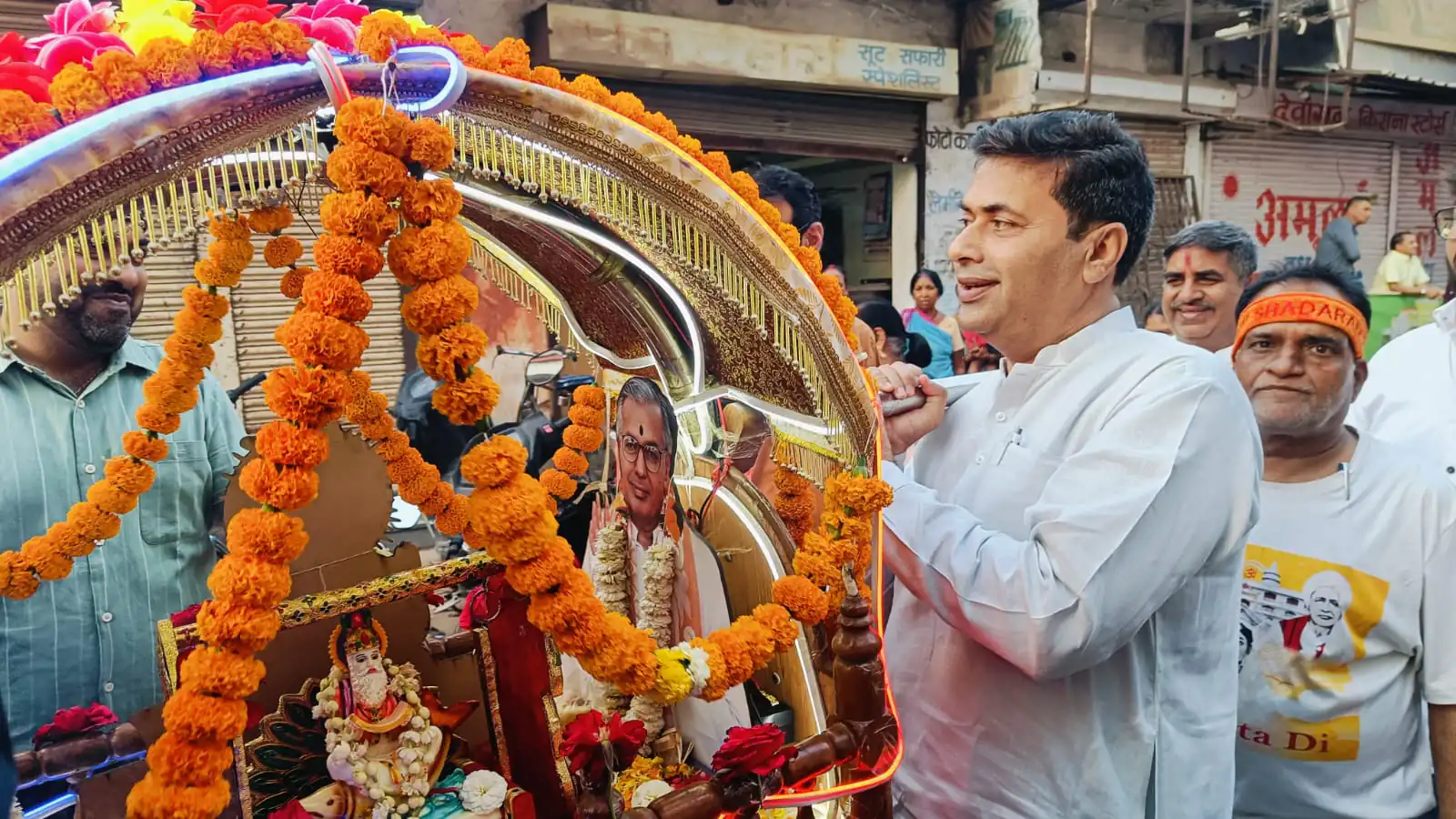 भगवान झूलेलाल जी की शोभायात्रा में उमड़े सिंधी समाज के लोग, झूलेलाल मंदिर में दर्शन के लिए श्रद्धालुओं की लगी भीड़, शरबत व प्रसादी का किया वितरण