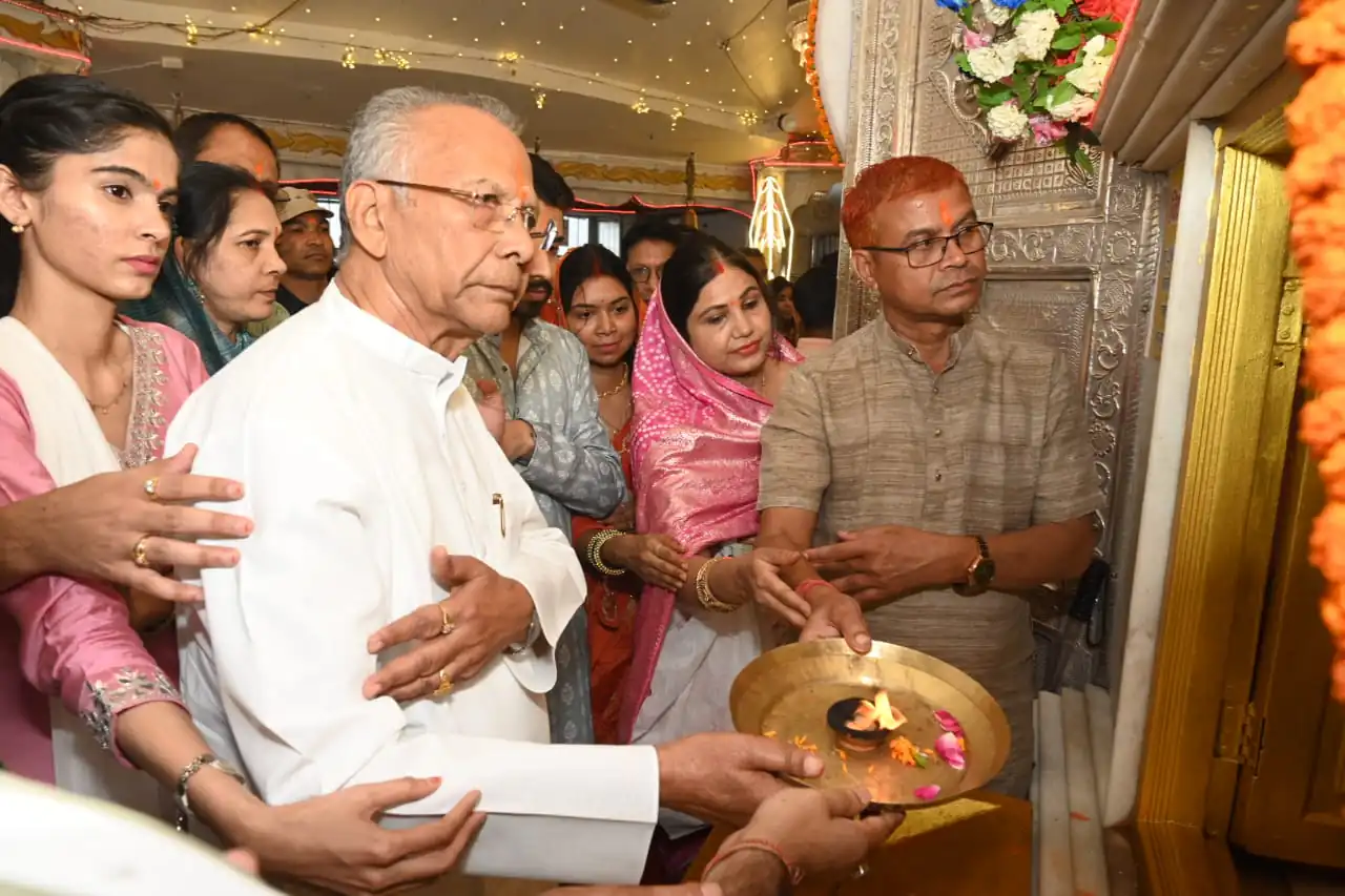 सपरिवार पूर्व गृह मंत्री ताम्रध्वज साहू ने किए माता बम्लेश्वरी कए दर्शन