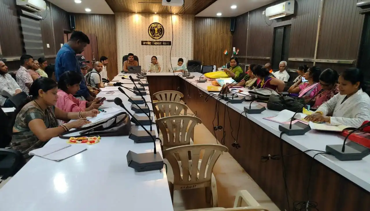 जनपद पंचायत बेरला में आवास योजनाओं की प्रगति की समीक्षा, सीईओ ने दिए कार्य में तेजी लाने के निर्देश