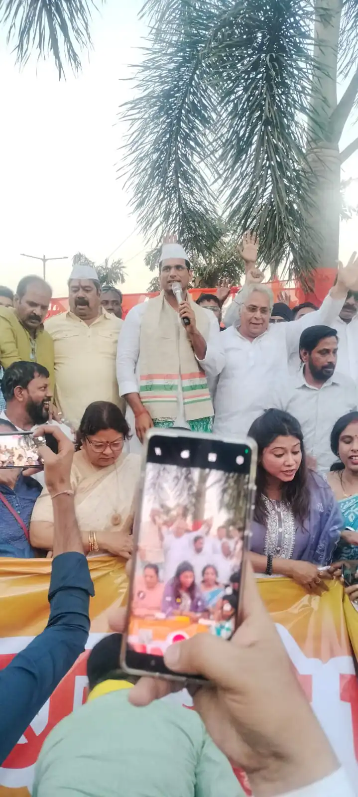 देवेंद्र यादव द्वारा भिलाई बचाओ पदयात्रा में शामिल हुए अरुण वोरा, जनहित के मुद्दों पर जताया समर्थन