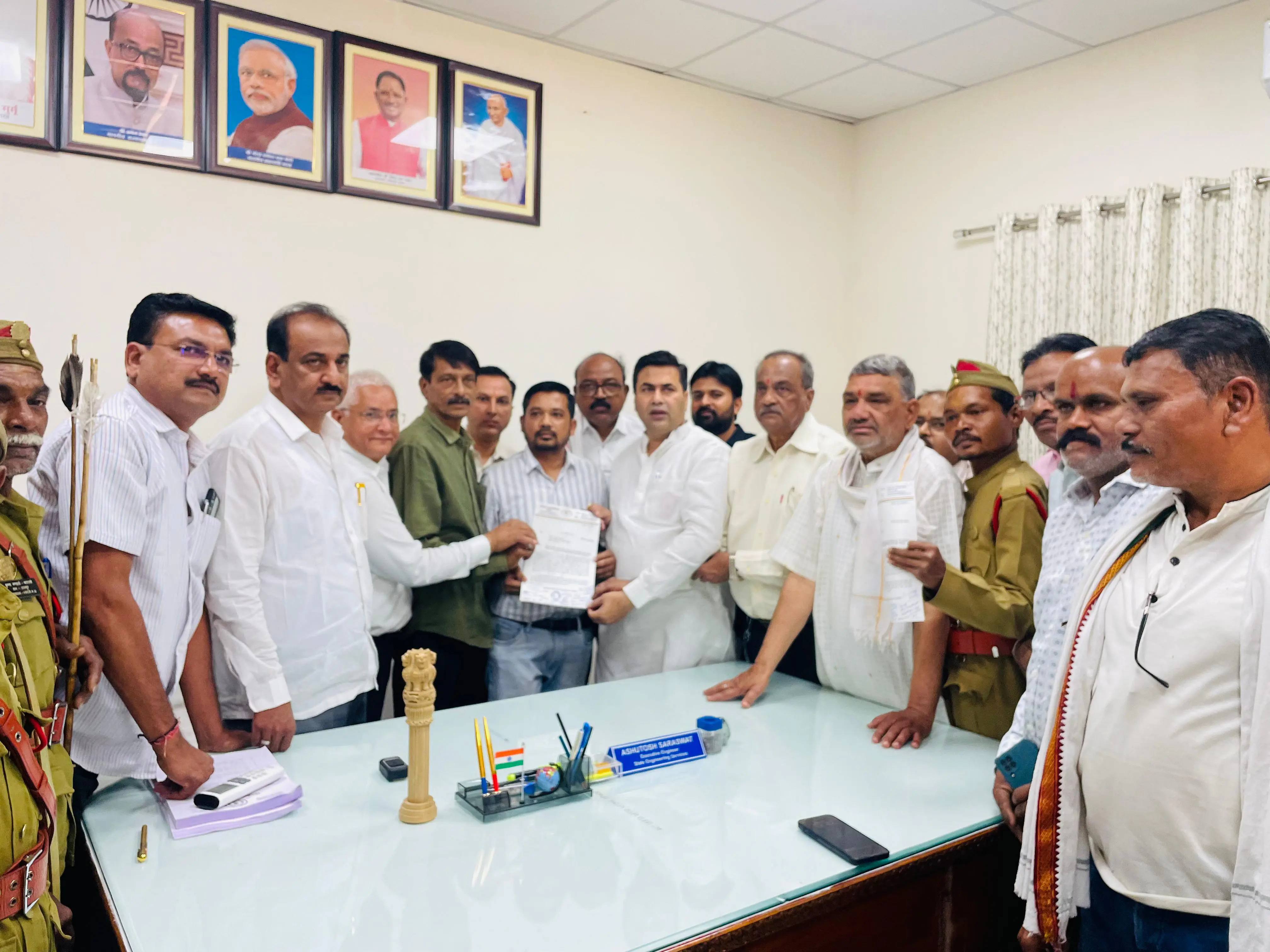 60 वर्षों पुराने सार्वजनिक मार्ग को बंद करने को लेकर कांग्रेस ने किया विरोध, सौंपा ज्ञापन