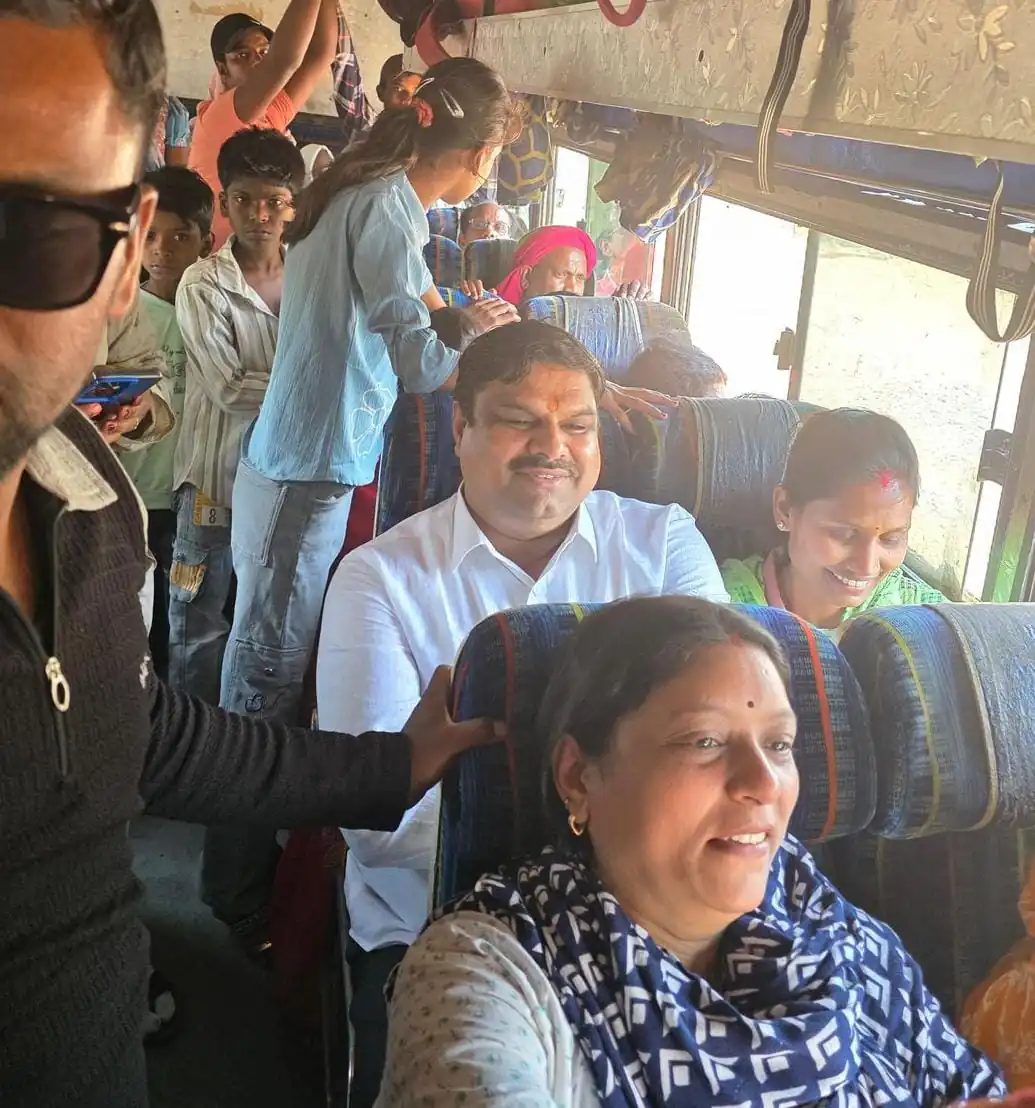 मंत्री गजेन्द्र यादव का बस सफर, आमजन से जुड़कर उनसे संवाद किये