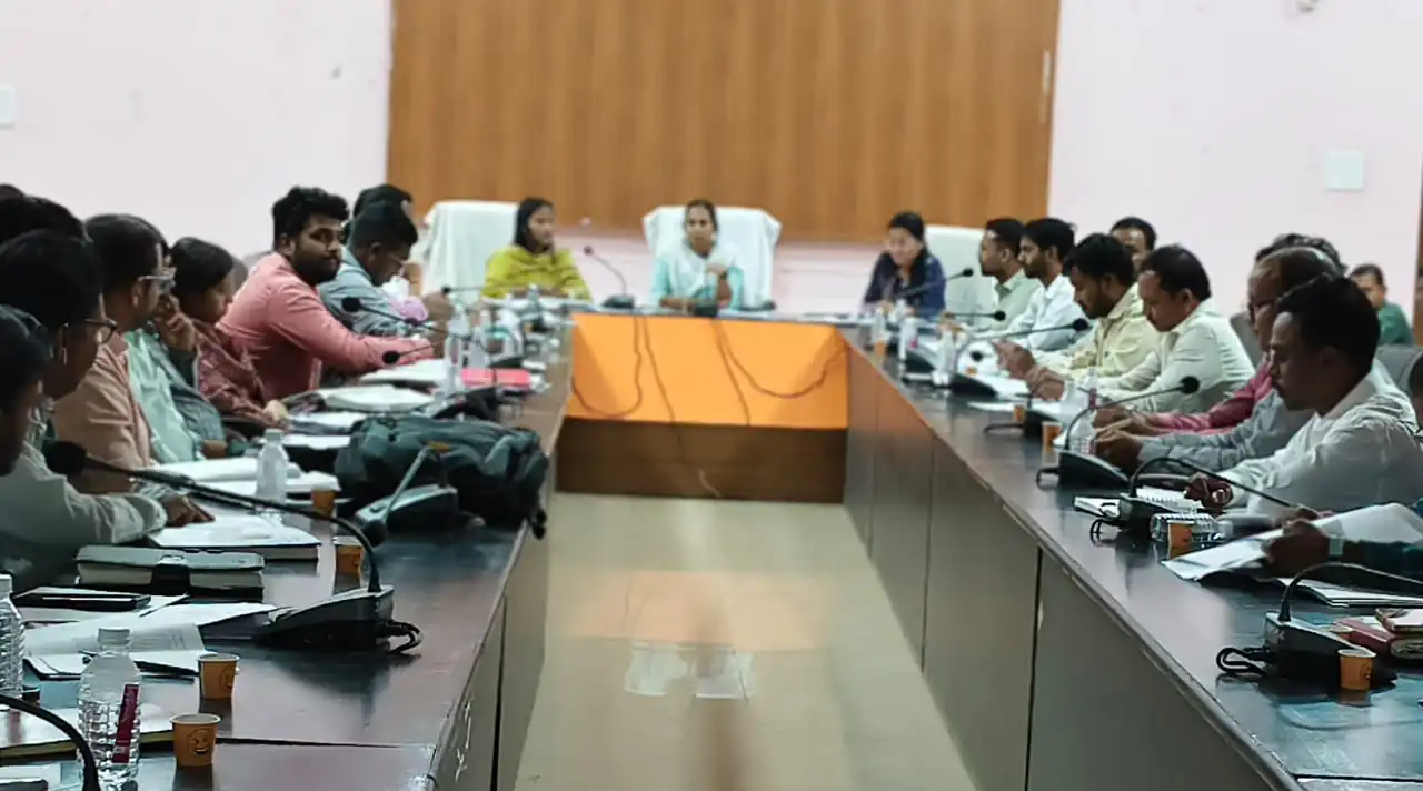 कलेक्टर प्रतिष्ठा ममगाई ने पंचायत एवं ग्रामीण विकास विभाग के निर्माण कार्यों की समीक्षा की, समय-सीमा में कार्य पूर्ण करने के दिए निर्देश