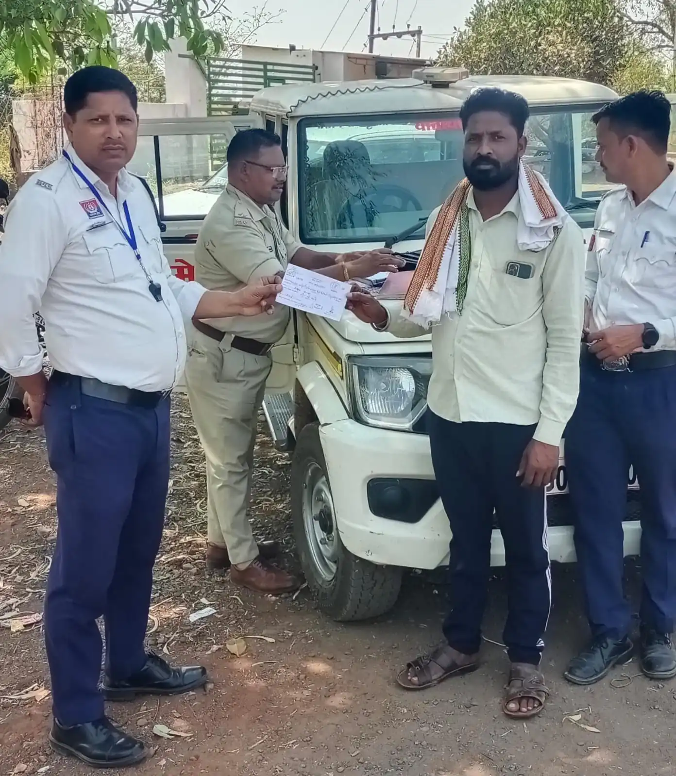 मोटर व्हीकल एक्ट के तहत 21 वाहन चालकों के विरुद्ध कार्रवाई कर 6,400 रुपये लिया गया समन शुल्क