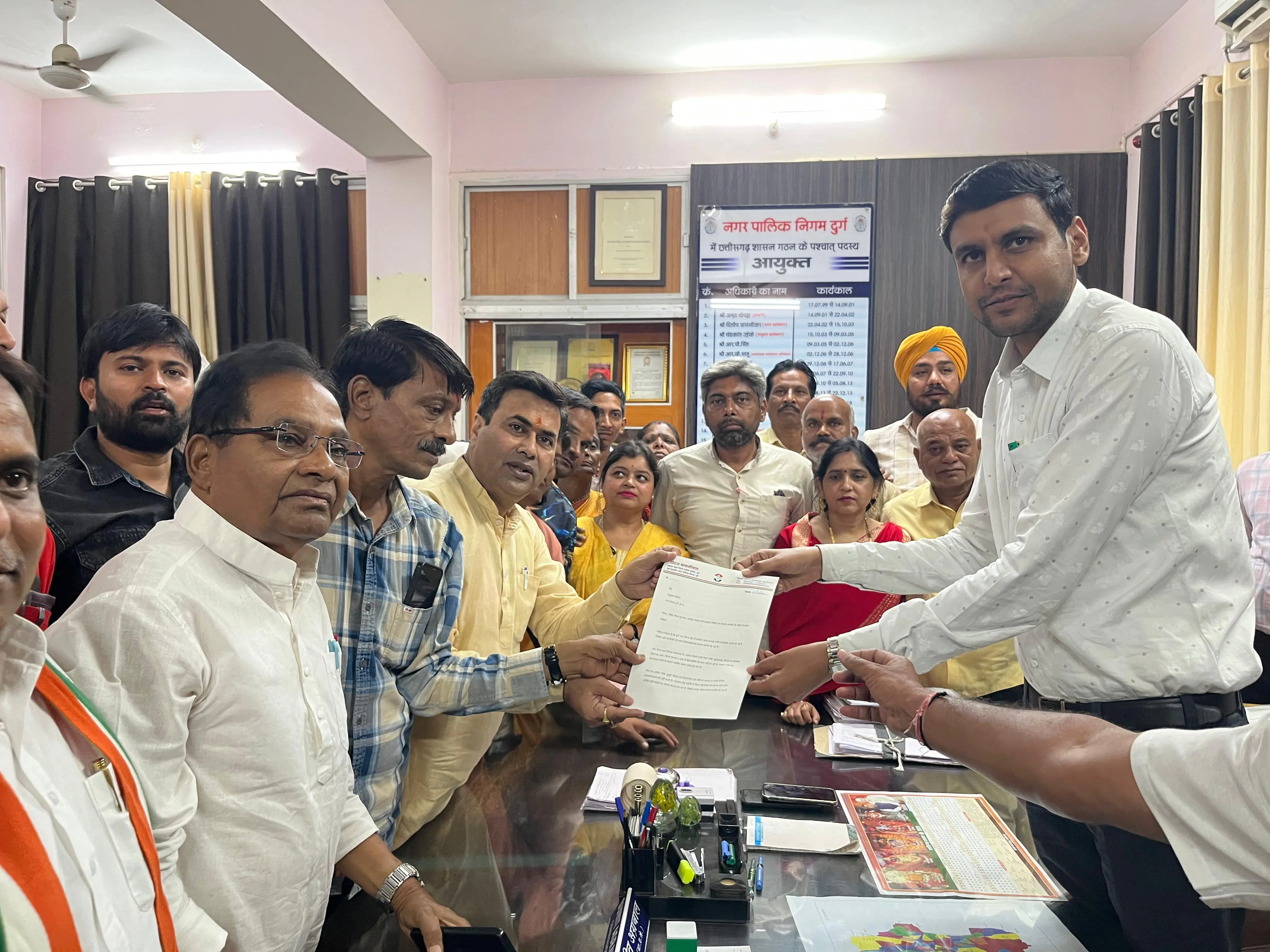 पेंशन, सफाई व पेयजल समस्या को लेकर कांग्रेस का निगम पर हमला, आयुक्त को सौंपा ज्ञापन