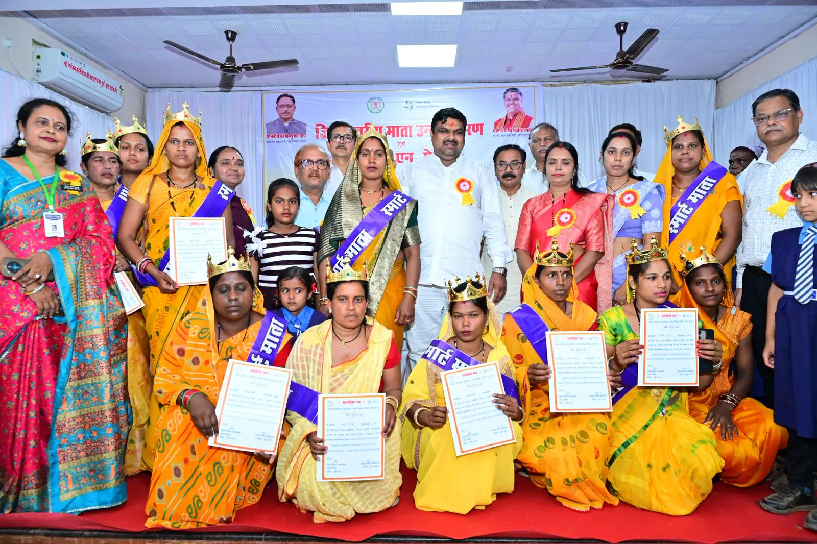 शिक्षा मंत्री गजेन्द्र यादव ने किया अंगना म शिक्षा देने वाली माताओं का सम्मान