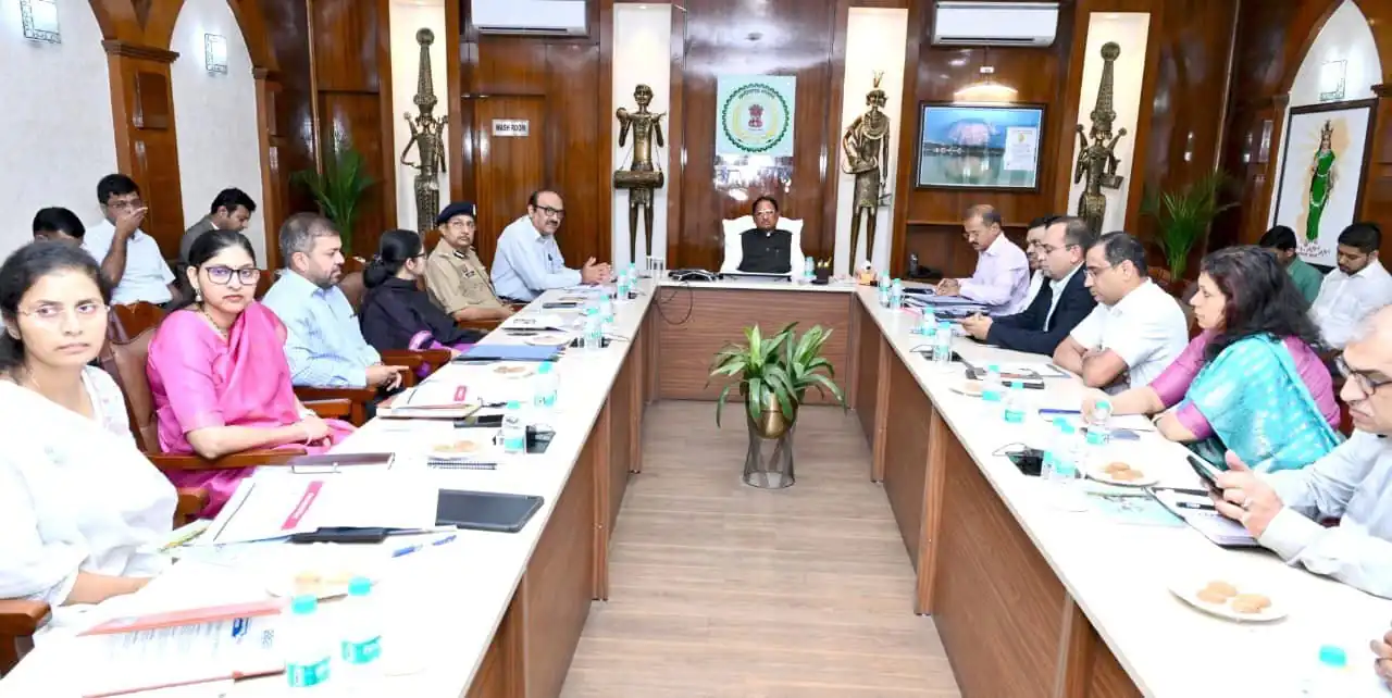 मुख्यमंत्री विष्णु देव साय ने वीडियो कॉन्फ्रेंसिंग से अधिकारियों की बैठक लेकर जमाखोरी और कालाबाजारी पर सख्ती से कार्रवाई करने के दिए निर्देश