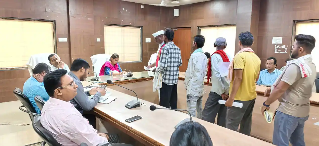 जनदर्शन में कलेक्टर प्रतिष्ठा ममगाईं ने आमजन की समस्याएं सुनीं